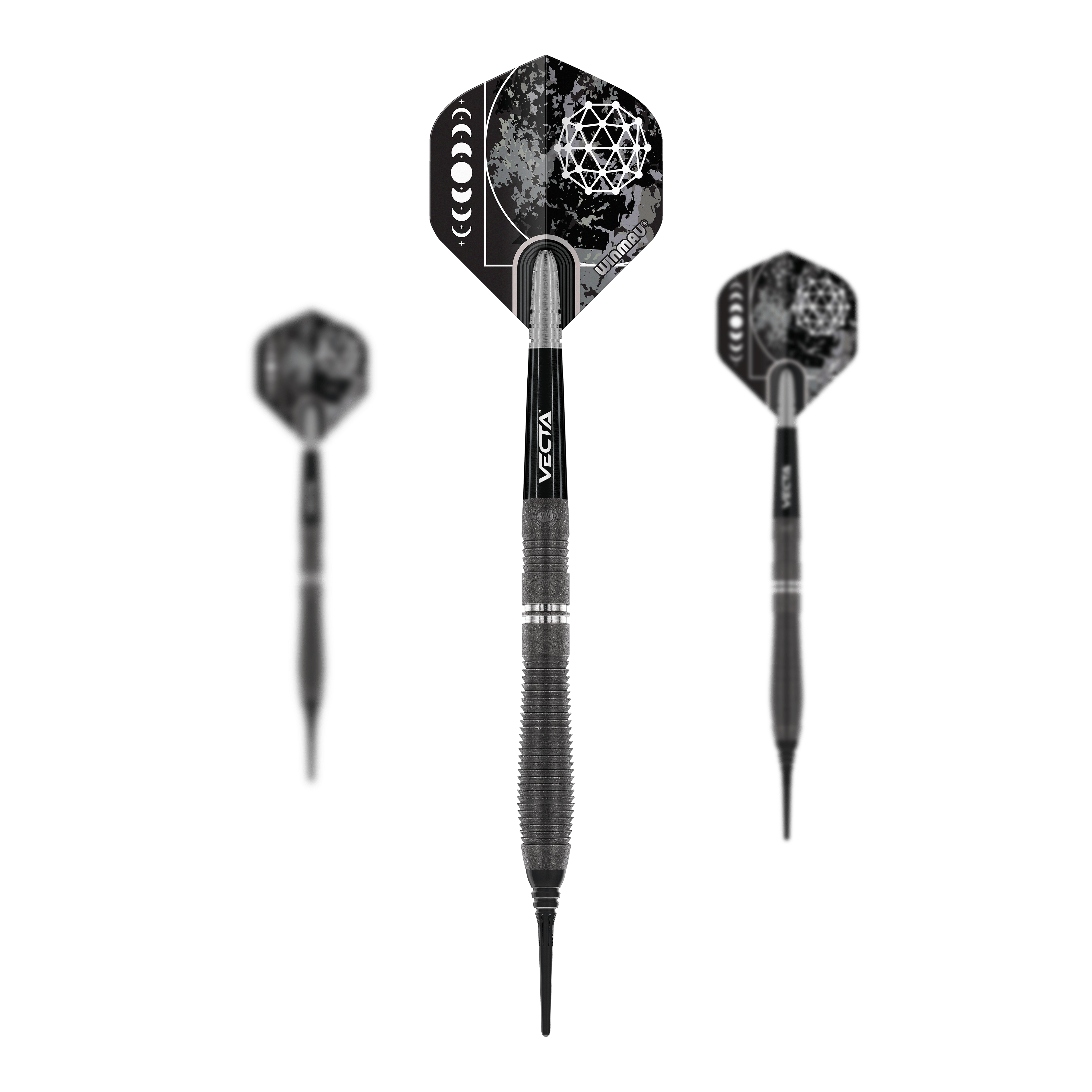 Winmau Callisto 02 zachte dartpijlen - 20g Das Bild zeigt drei Softdarts des Modells "Winmau Callisto 02" mit einem Gewicht von 20g. Die Darts sind schwarz mit silbernen Details und haben auffällige Flights mit geometrischem Muster.