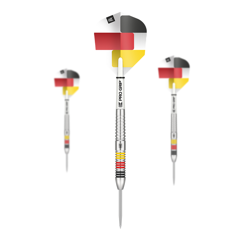 Target Gabriel Clemens 80% Steeldarts Das Bild zeigt drei Steeldarts der Marke "Target Gabriel Clemens 80%". Die Flights sind mit den Farben der deutschen Flagge gestaltet und die Barrels haben farbige Ringe.
