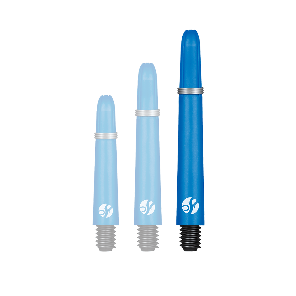 Shot Koi Carbon Shafts - Blauw Auf dem Bild sind drei blaue Dart-Schäfte in verschiedenen Längen zu sehen. Sie haben am unteren Ende ein schwarzes Gewinde und ein silberner Ring auf jedem Schaft.
