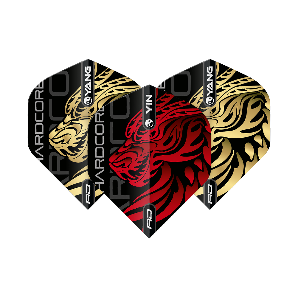 Rode Draak Jonny Clayton Goud Rood Yin Yang Standaardvluchten Das Bild zeigt drei Dart-Flights mit einem auffälligen Yin-Yang-Design in Gold und Rot. In der Mitte ist ein roter Tigerkopf auf schwarzem Hintergrund zu sehen, die beiden äußeren Flights zeigen goldene Tigerköpfe.