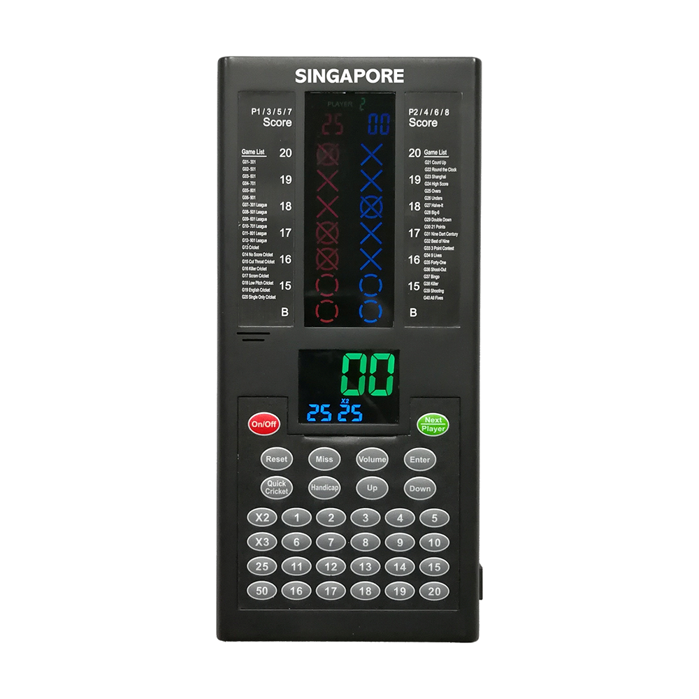 693_QD7800260_XQMax_Singapore_Darts_Counter_1 Das Bild zeigt den XQMax Singapore Darts Counter, ein elektronisches Gerät zur Zählung und Anzeige von Dartpunkten. Es verfügt über ein Tastenfeld, einen digitalen Bildschirm und verschiedene Steuerknöpfe für die Spielerführung.