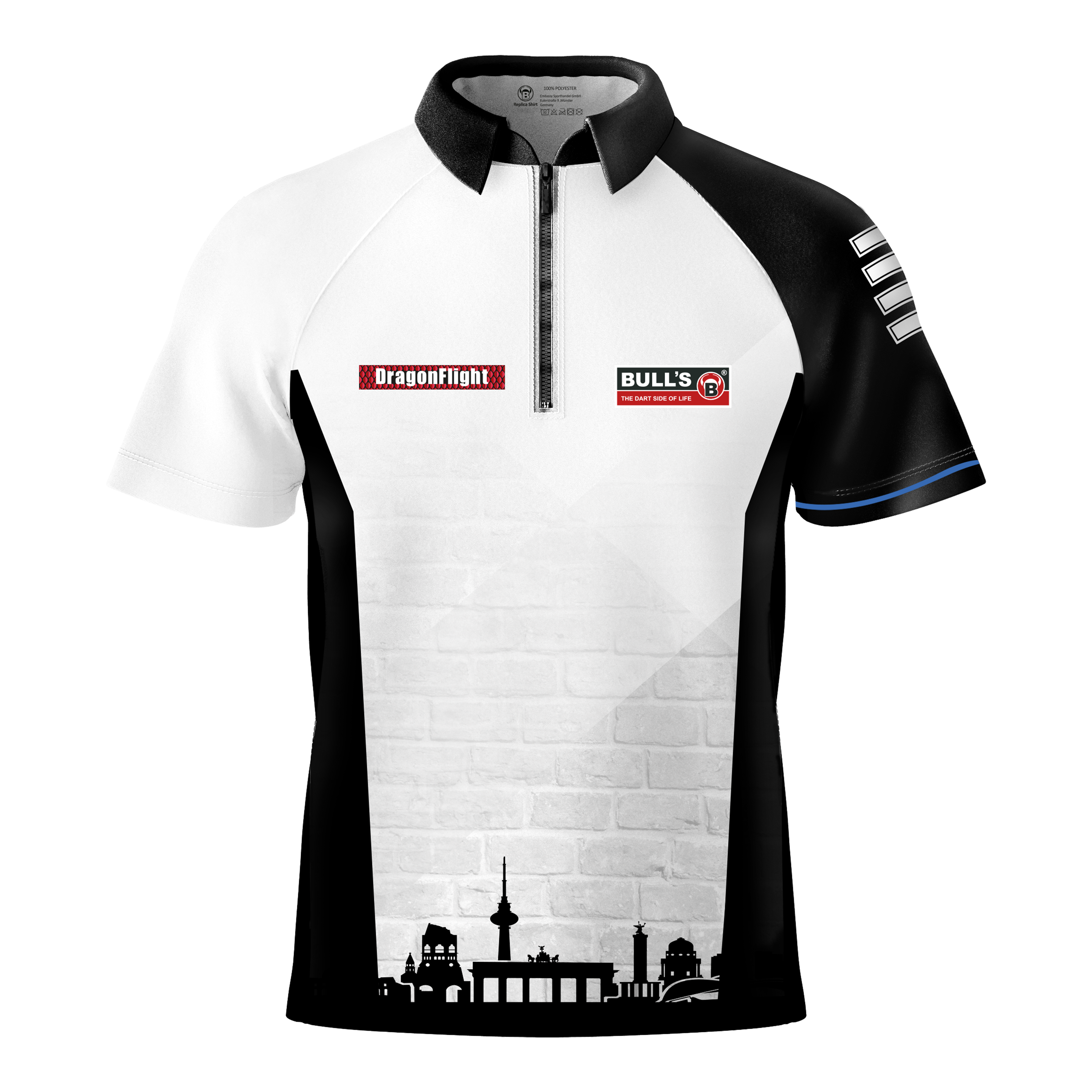 Bulls Martin Schindler The Wall dartshirt Das Bild zeigt das Bulls Martin Schindler The Wall Dartshirt mit einem schwarz-weißen Design und kurzen Ärmeln. Auf der Vorderseite befinden sich Logos und eine stilisierte Stadtsilhouette am unteren Rand.