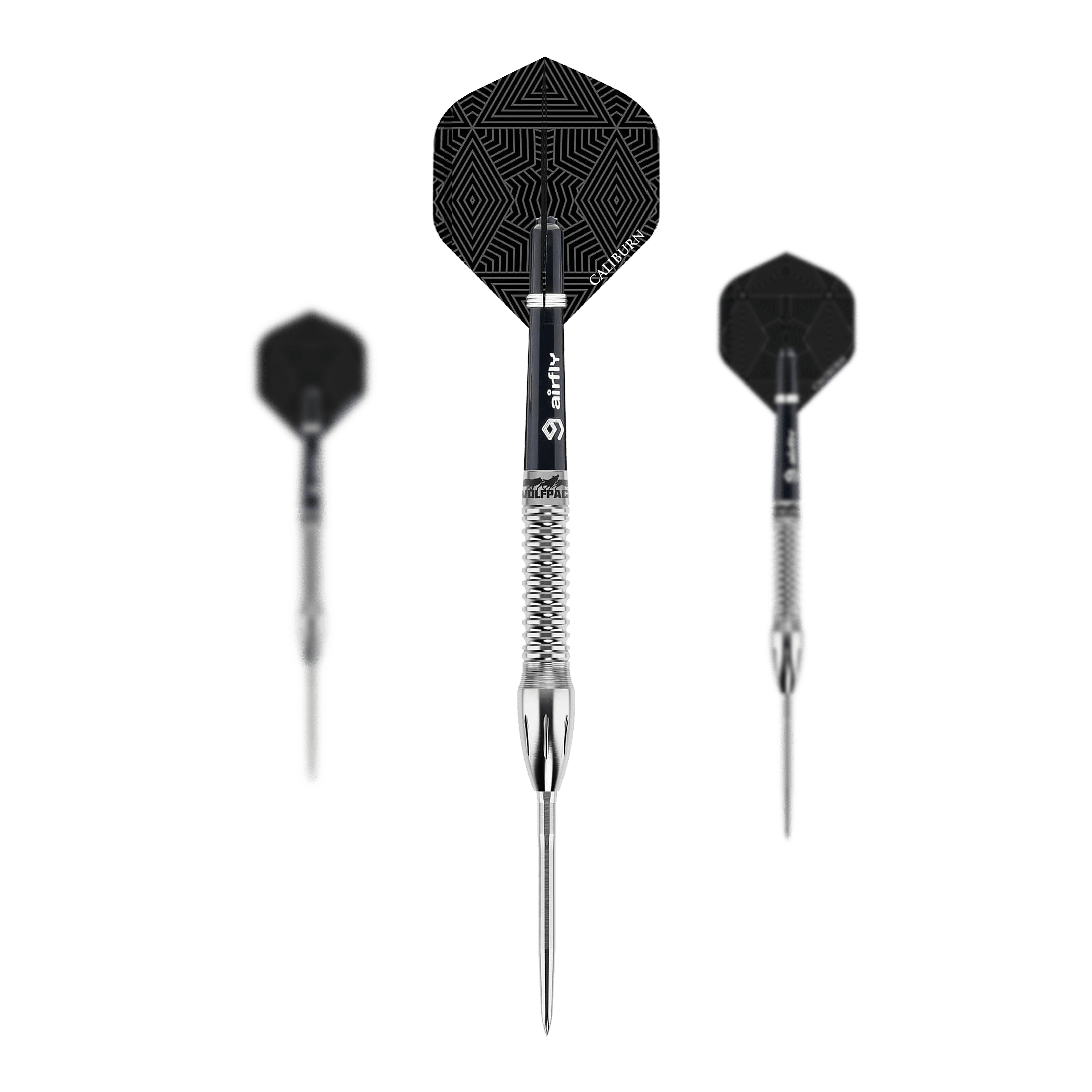 Das Bild zeigt drei Steeldarts des Produkts „Caliburn Wolfpack W4 Steeldarts - 20g“. Die Darts haben silberne Spitzen und Schäfte sowie schwarze Flights mit geometrischem Muster.