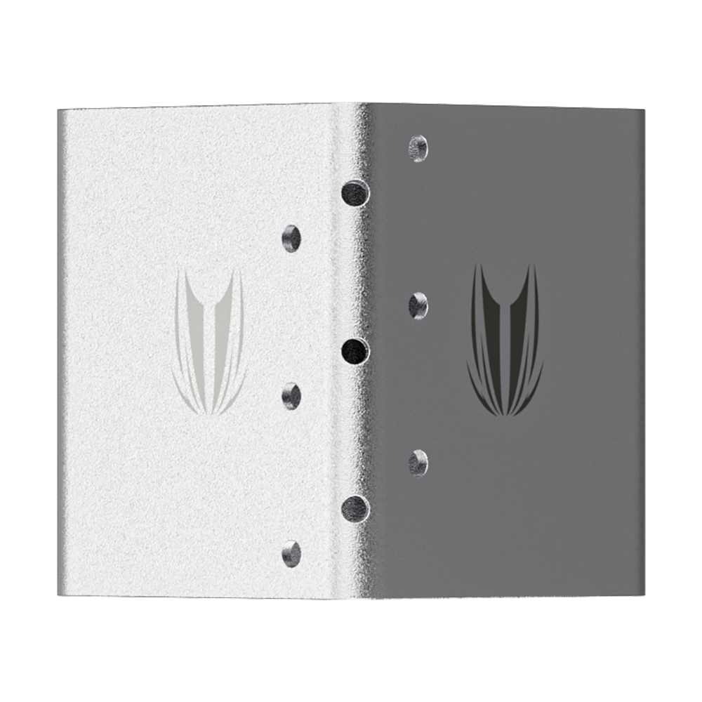 460009_Target_MOD_Stand_Darthalterung_Silber_2 Das Bild zeigt ein silbernes, metallisches Bauteil mit mehreren Löchern und einem eingravierten Logo auf beiden Seiten. Die linke Seite ist heller, während die rechte Seite dunkler erscheint.