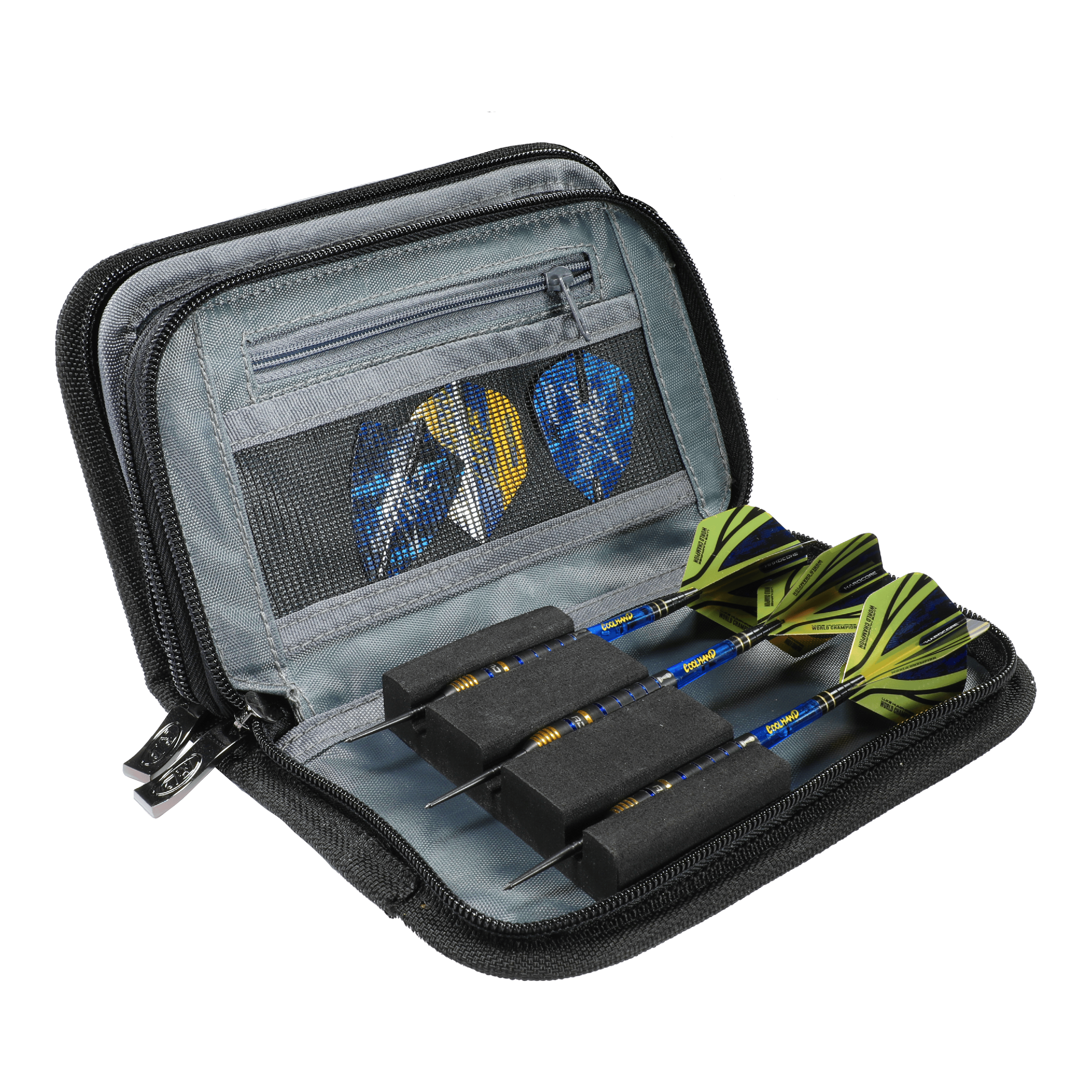 Red Dragon Luke Humphries Wereldkampioen Firestone 2 dart portemonnee Das Bild zeigt das Produkt 'Red Dragon Luke Humphries World Champion Firestone 2 Dartwallet'. In dem geöffneten Etui sind drei zusammengebaute Darts und Dartflights ordentlich aufbewahrt.