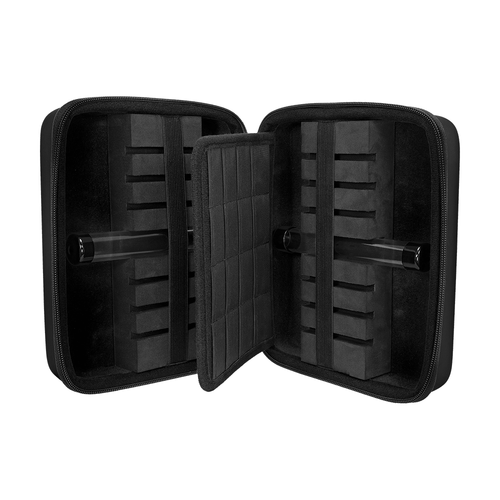 Das Bild präsentiert ein elegantes Dart-Wallet in Schwarz aus der Mission Luxor Serie. Es wird von der Seite gezeigt.