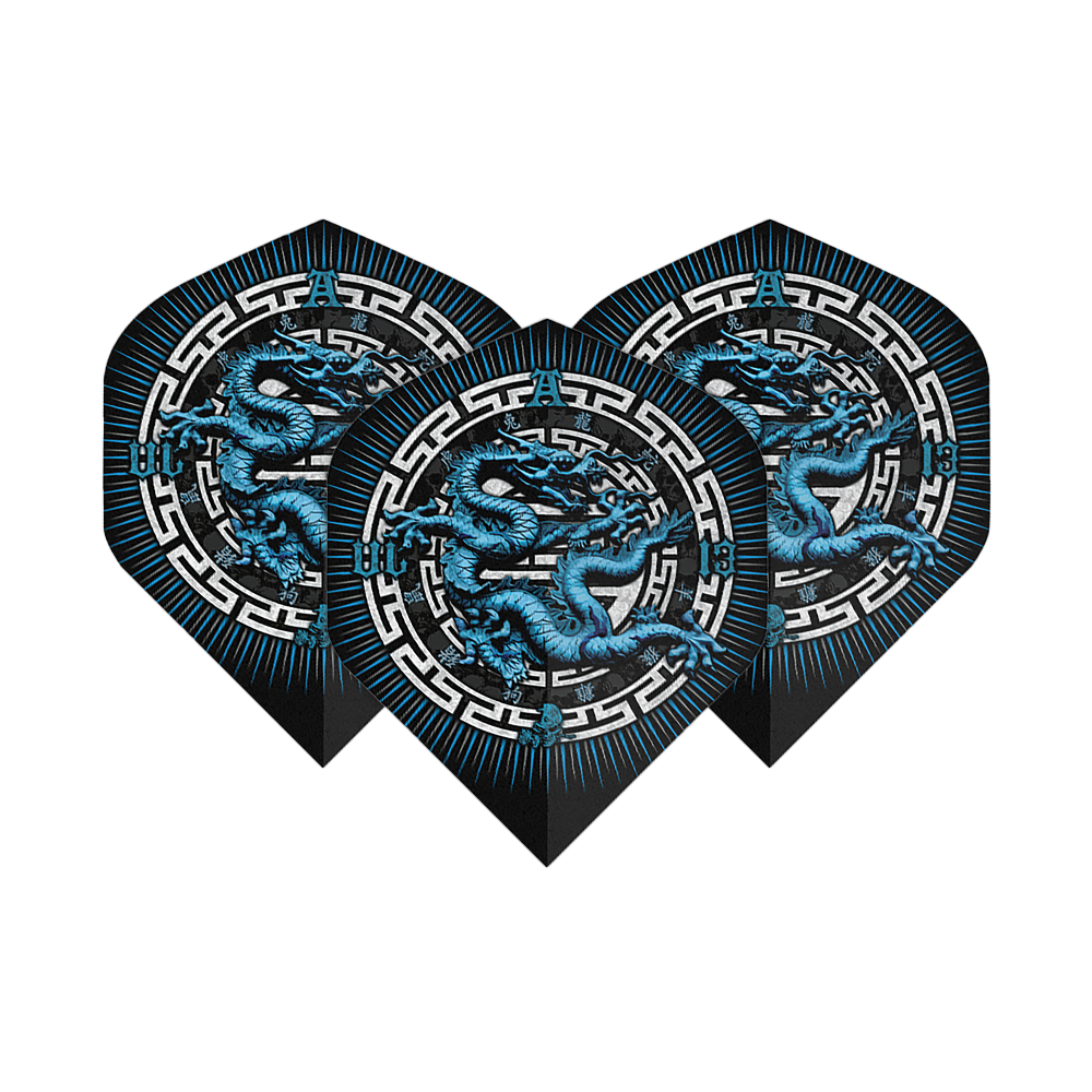 Alchemie Jaar van de Draak Nr. 2 Standaardvluchten Das Bild zeigt drei Dart-Flights mit einem blauen Drachenmotiv in der Mitte. Die Flights haben ein schwarzes Design mit weißen und blauen Akzenten.
