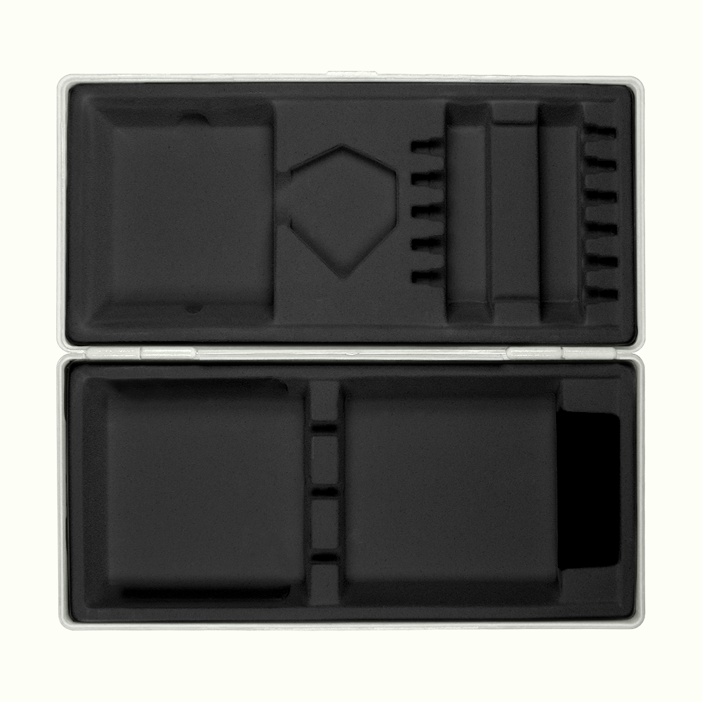 ABS-doos met eigen bedrukking Die Abbildung zeigt eine geöffnete graue Box mit passgenauen Fächern aus schwarzem Schaumstoff. Die Box liegt auf einem hellgelben Hintergrund.