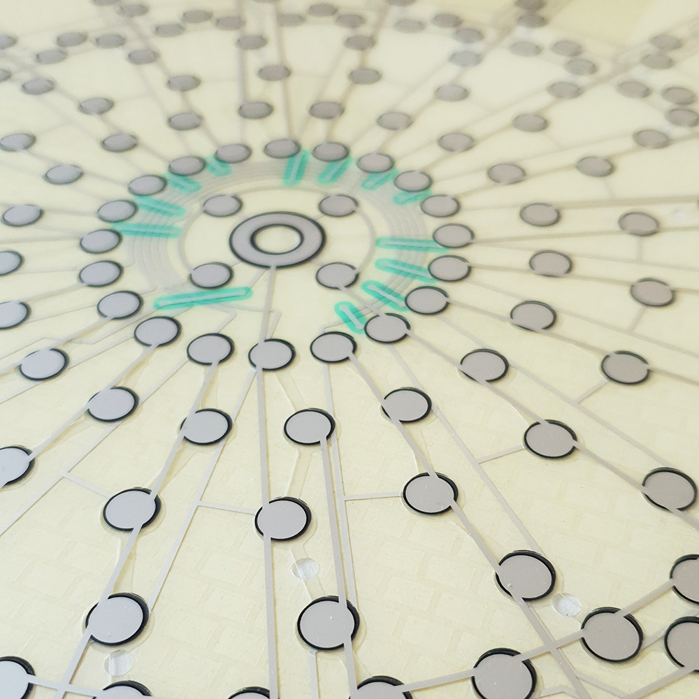 LW30_L-wen_Dart_Ersatzteil_Matrix_2HxPJJ8ZTLTT3f Das Bild zeigt die Matrix eines Löwen Dart Ersatzteils in Nahaufnahme. Man sieht viele miteinander verbundene Kreise und Linien, die die Kontaktflächen darstellen.