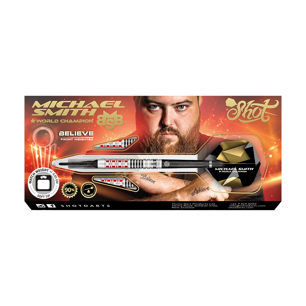 Shot van Michael Smith Believe zachte darts Auf dem Bild ist eine Verpackung für Softdarts mit dem Namen "Michael Smith Believe" zu sehen. Im Hintergrund ist ein Porträt eines Mannes mit Bart abgebildet.