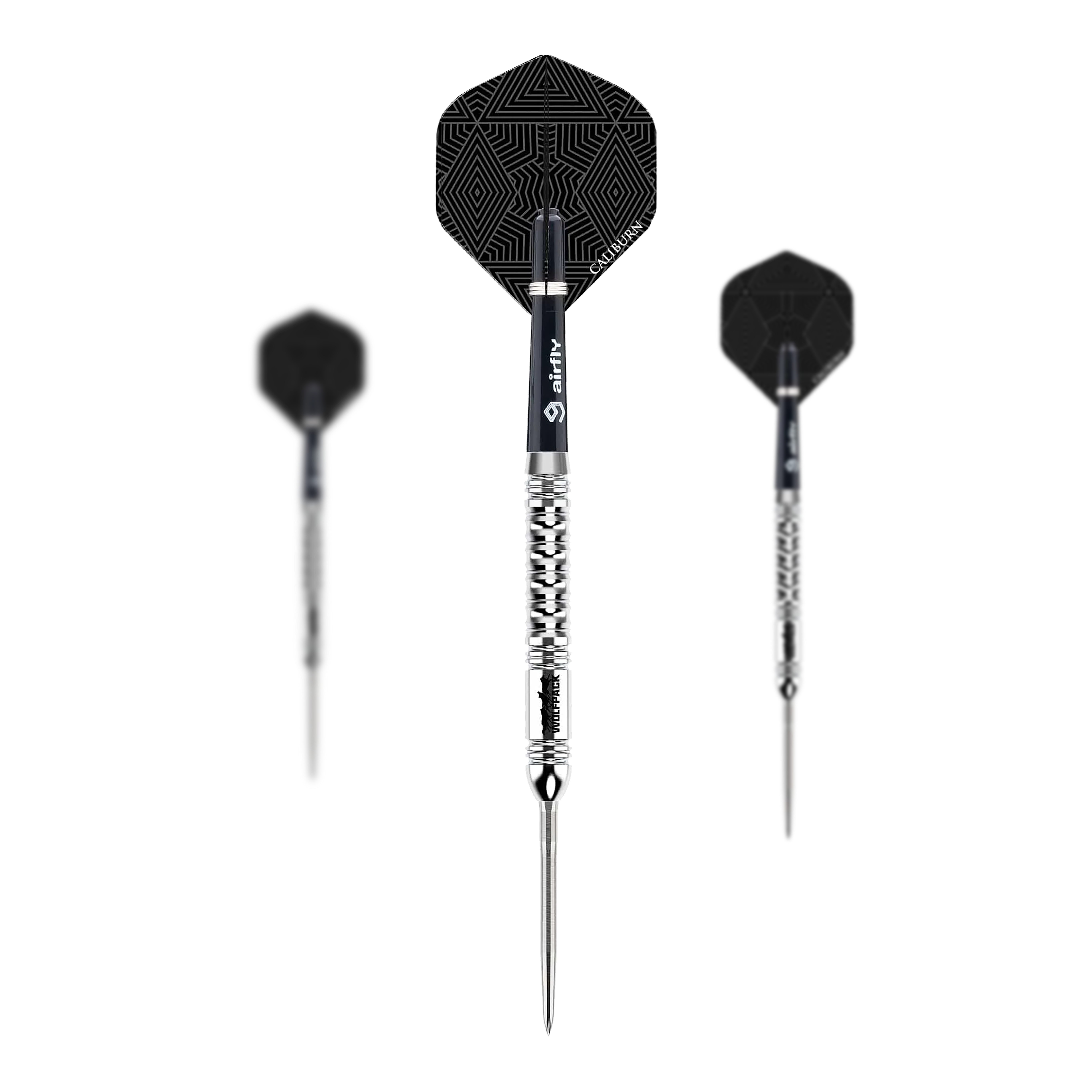 Caliburn Wolfpack W1 stalen darts - 23g Das Bild zeigt drei Steeldarts des Produkts "Caliburn Wolfpack W1 Steeldarts - 23,5g". Die Darts haben silberne Spitzen und Schäfte mit schwarzen Flights, die geometrische Muster zeigen.