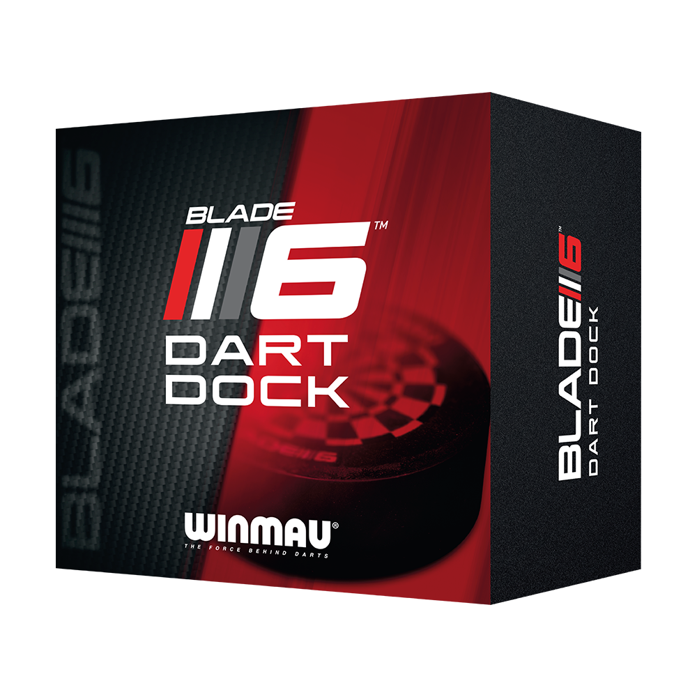 8413_Winmau_Dart_Dock_Blade_6_Dartst-nder_3 Die Verpackung zeigt den Winmau Dart Dock Blade 6 Dartständer. Das Design ist in Schwarz und Rot gehalten und hebt den Produktnamen deutlich hervor.