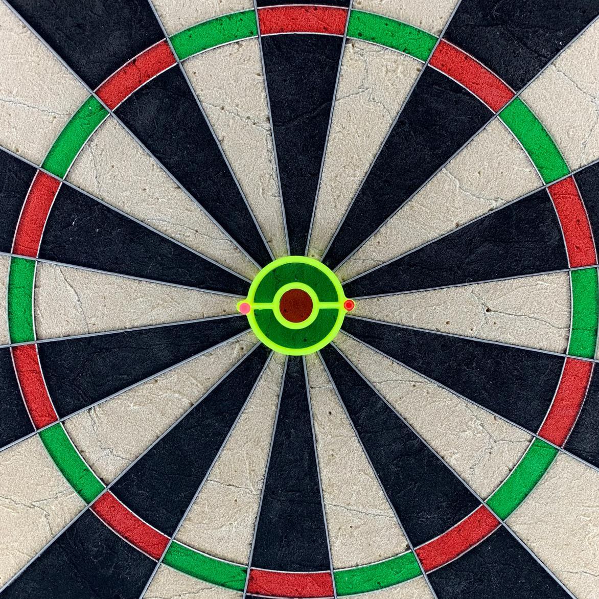Dartoefensegmenten - Bullseye Das Bild zeigt das Produkt 'Dart Practice Segments - Bullseye'. Es handelt sich um ein Trainingssegment für Dartspieler mit Fokus auf das Bullseye.