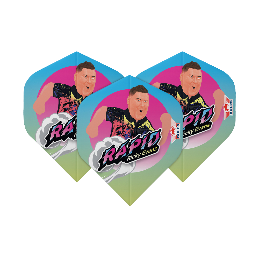 Bulls NL Speler 100 Ricky Evans Cartoon No2 Standaardvluchten Das Bild zeigt drei Dart-Flights mit einem bunten Cartoon-Bild von Ricky Evans und dem Schriftzug "Rapid Ricky Evans". Die Flights haben einen blauen, pinken und gelben Farbverlauf und das Bulls-Logo an der Seite.