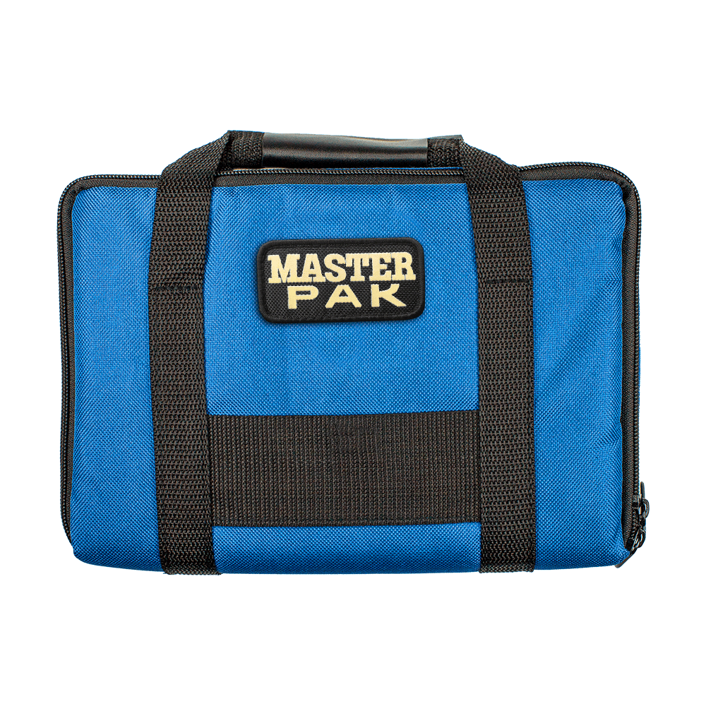 Pak3_Master_Pak_Darttasche_Blau_1D1q8jQ1rPMrVm Auf dem Bild ist eine blaue Tasche mit schwarzen Tragegurten zu sehen. Auf der Vorderseite steht ein Aufnäher mit der Aufschrift "Master Pak".
