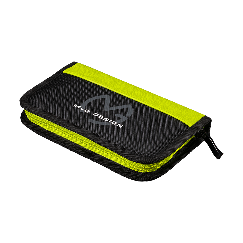 8330_Winmau_MvG_Sport_Edition_Wallet_1 Das Bild zeigt das Winmau MvG Sport Edition Wallet. Es ist eine schwarze Tasche mit leuchtend gelben Akzenten und einem Reißverschluss.