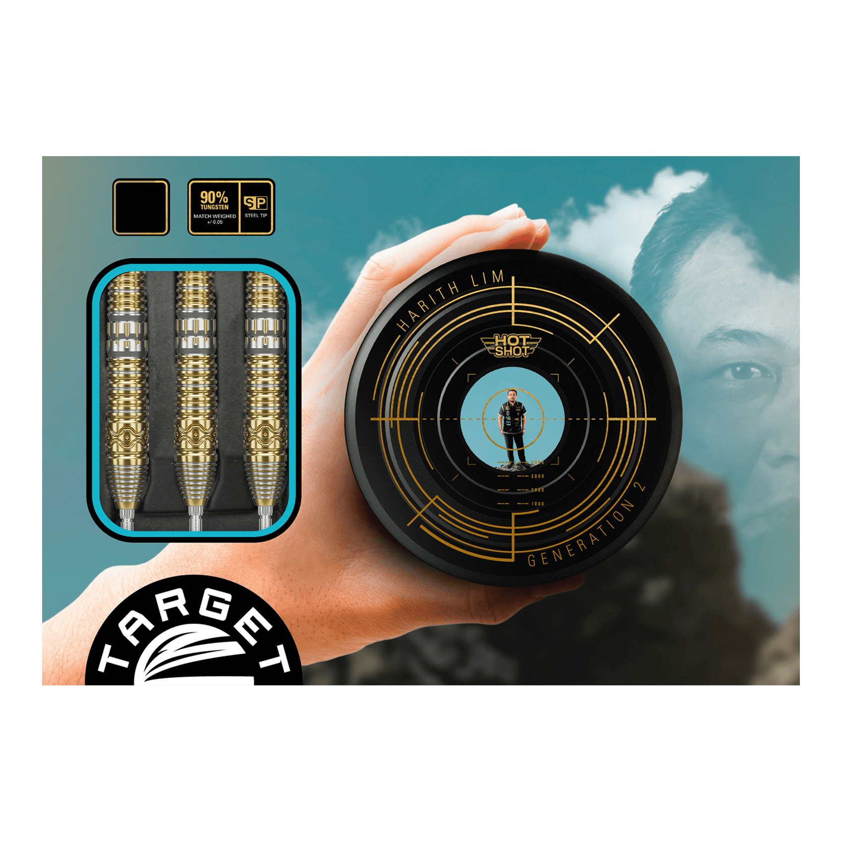 Target Japan Hot Shot GEN2 stalen darts - 23g Das Bild zeigt das Produkt "Target Japan Hot Shot GEN2 Steeldarts - 23g" in einer ansprechenden Verpackung. Links sind die drei gold-silbernen Steeldarts zu sehen, rechts die runde Verpackungsbox mit Design und Zielscheibenmotiv.