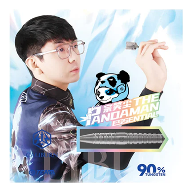 Caliburn Player The Pandaman Essential Steeldarts - 23g Das Bild zeigt einen jungen Mann, der dabei ist, einen Dartpfeil zu werfen. Im Vordergrund steht der "Caliburn Player The Pandaman Essential Steeldarts - 23g" mit 90% Tungsten-Anteil.