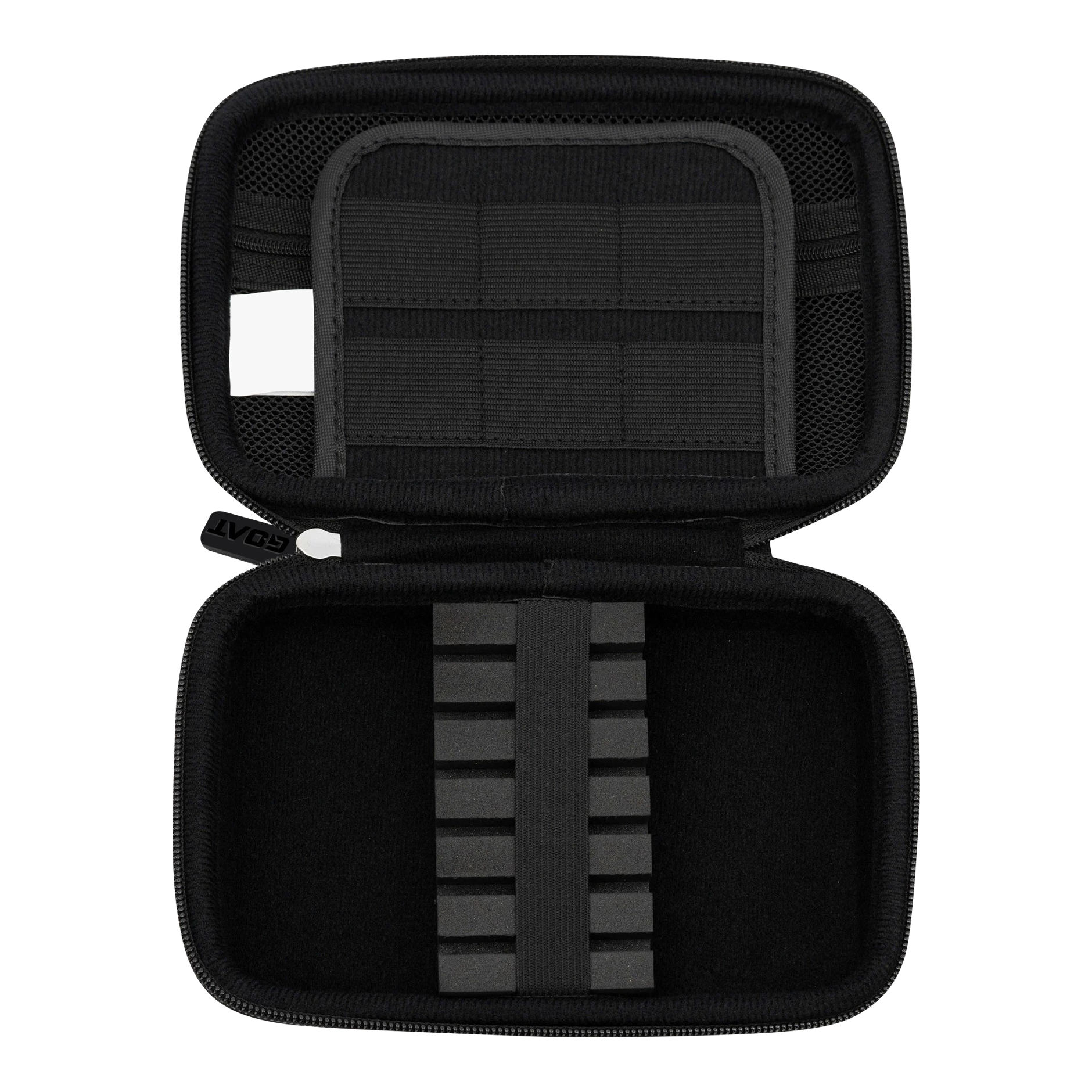 Das Bild zeigt das offene Etui des Produkts "GOAT Locker XL Dartwallet". Im Inneren befinden sich elastische Halterungen und Fächer zur sicheren Aufbewahrung von Dartzubehör.