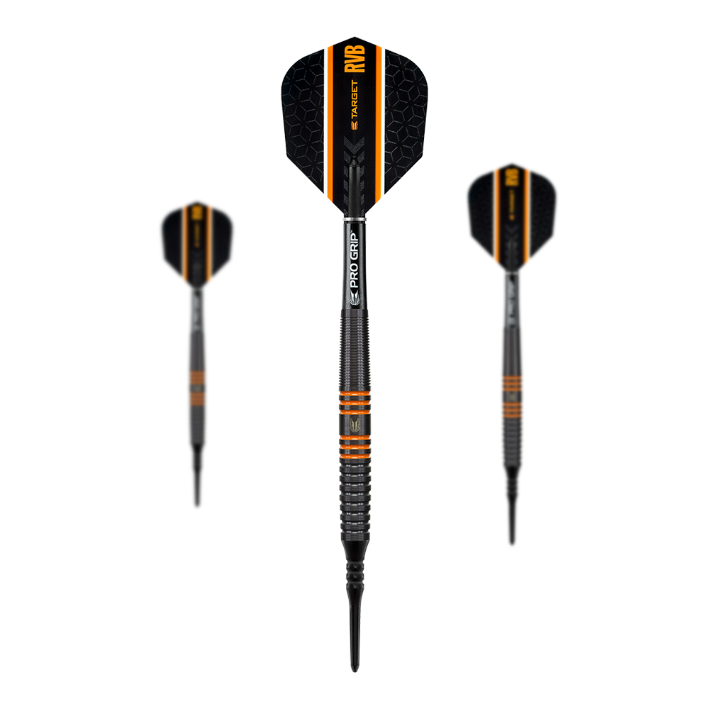 Target RVB 80% zwarte wolfraam zachte darts Das Bild zeigt drei schwarze Softdarts der Marke Target RVB 80% Black Tungsten. Die Darts haben orangene Akzente und die Flights sind mit dem Schriftzug "RVB" versehen.