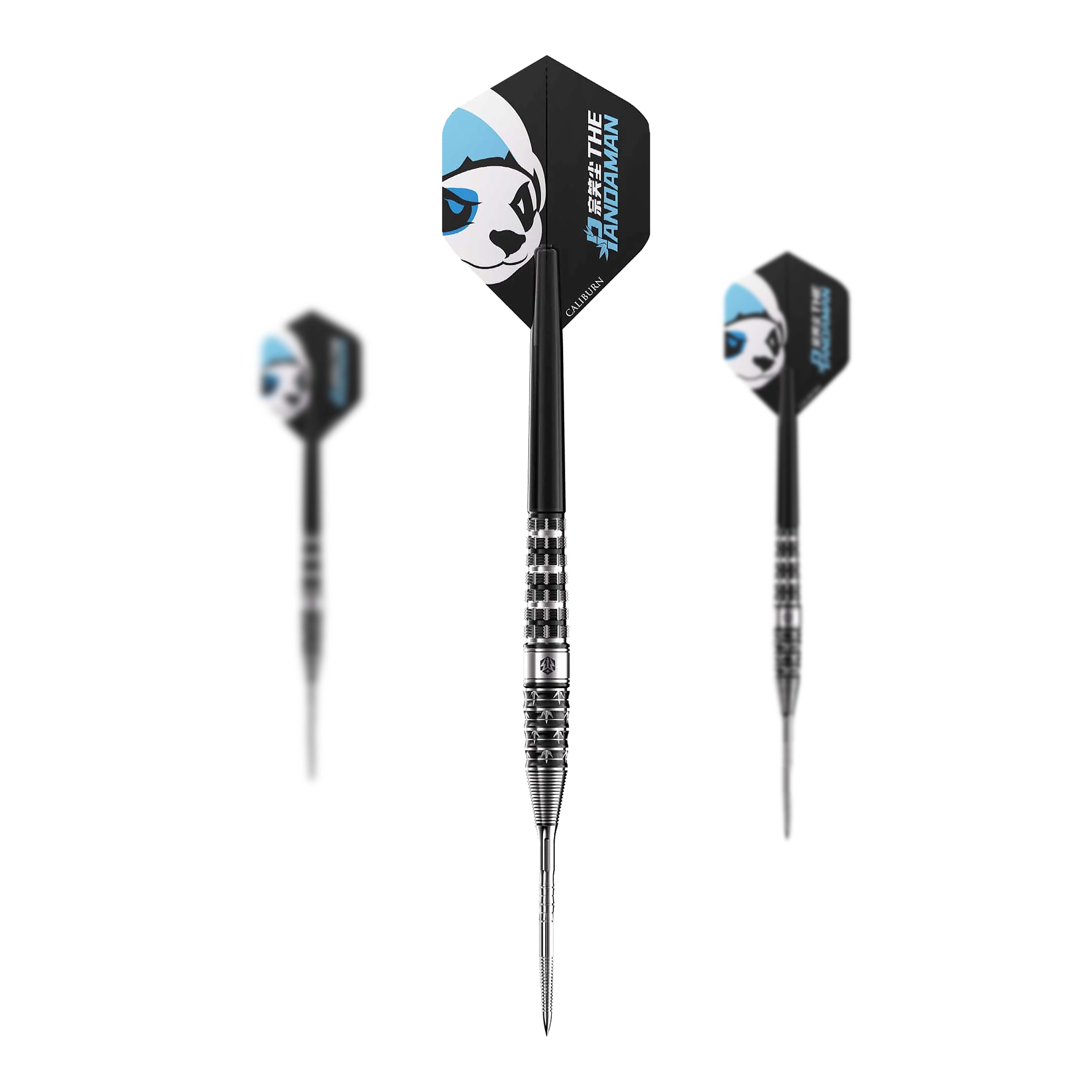 Caliburn Player De Pandaman Advanced Steeldarts - 23g Das Bild zeigt drei Steeldarts mit dem Namen "Caliburn Player The Pandaman Advanced Steeldarts - 23g". Die Flights der Darts sind schwarz mit einem Panda-Motiv und blauen Akzenten gestaltet.