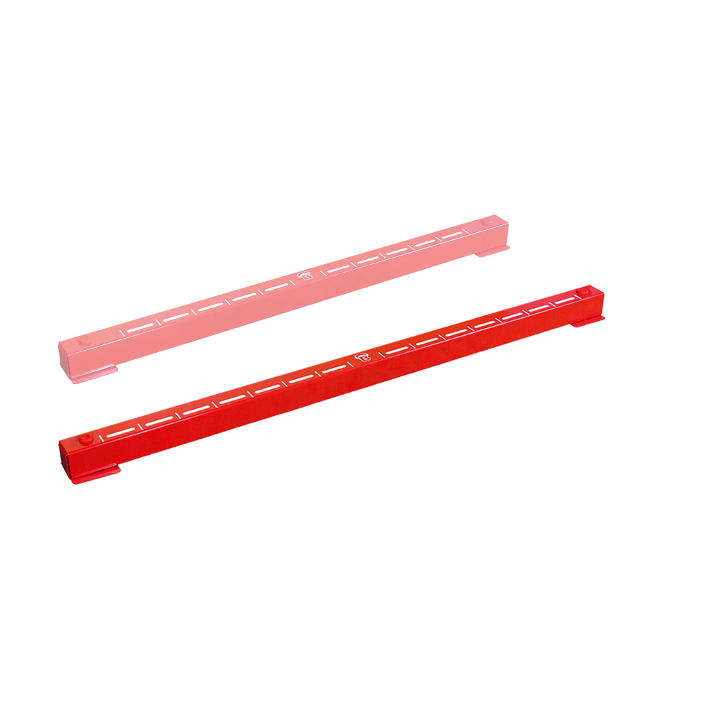 Das Bild zeigt zwei rote Metallleisten mit Markierungen, die Teil des Bulls Oky System SETs sind. Sie dienen als Abwurflinie (Oche) für das Dartspiel und werden auf den Boden gelegt.