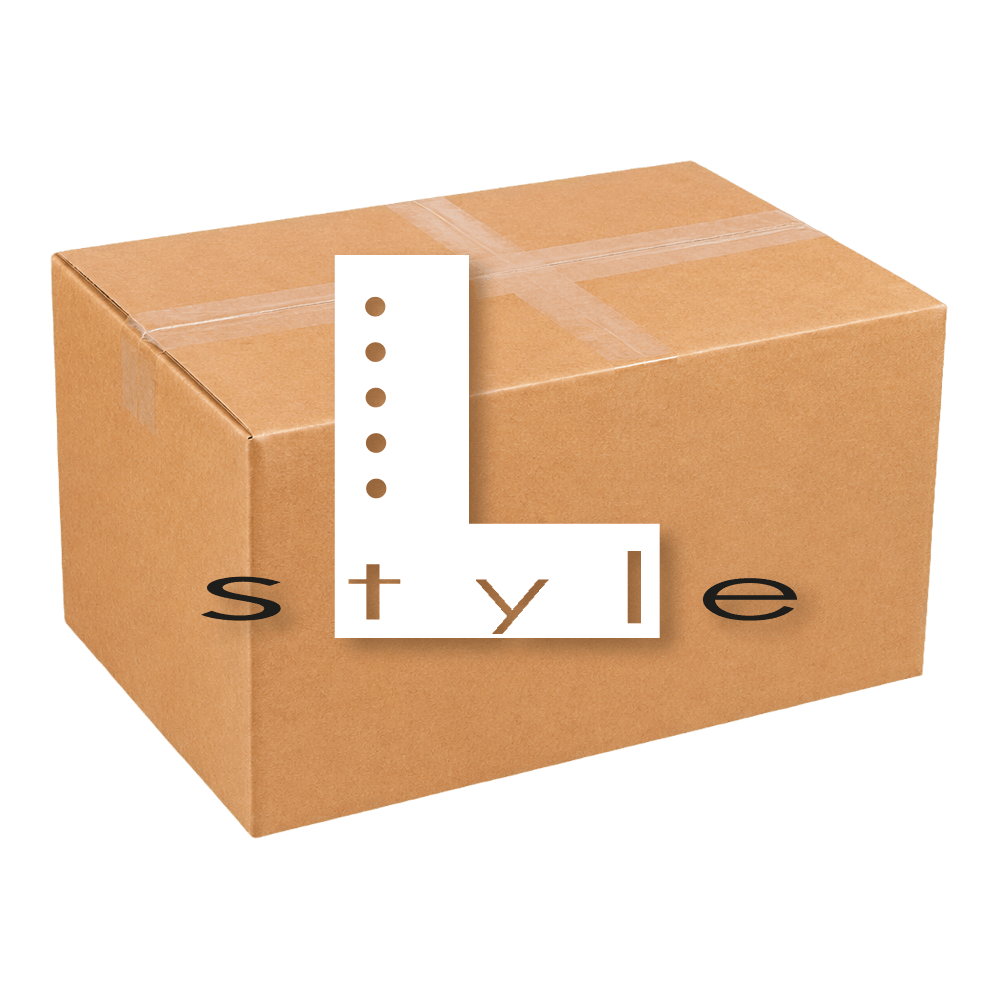 McDart Mystery Box - L-stijl Die Abbildung zeigt die McDart Mystery-Box - L-Style. Diese Box enthält verschiedene Überraschungsprodukte im Bereich L-Style für Dartspieler.