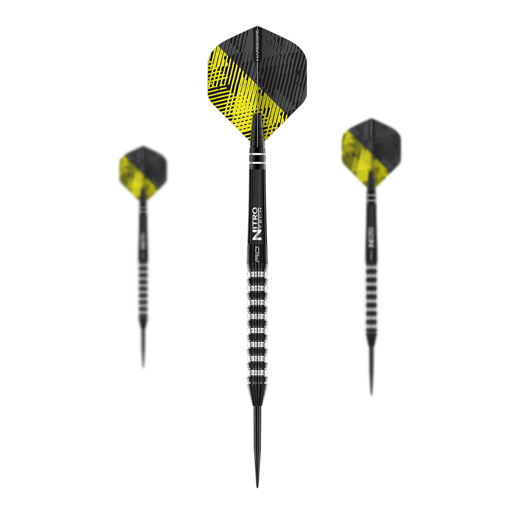 Auf dem Bild sind drei Steeldarts mit schwarzen und silbernen Griffen zu sehen. Die Flights haben ein schwarz-gelbes Muster.