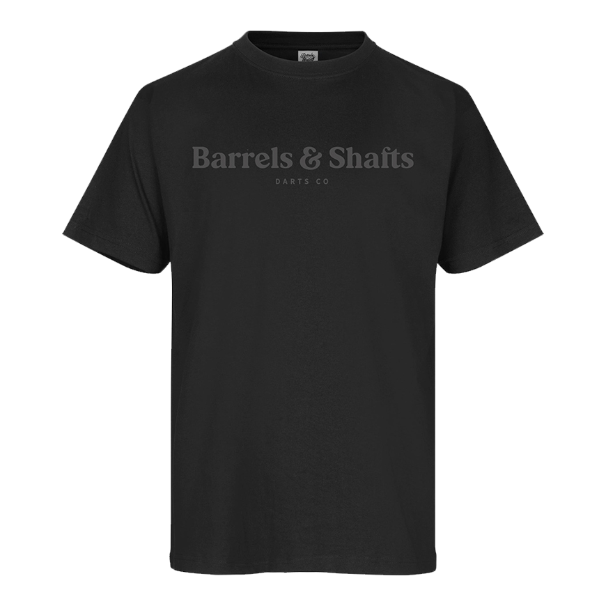 Vaten en schachten T-shirt - zwart Das Bild zeigt ein schwarzes T-Shirt mit dem Aufdruck "Barrels & Shafts" auf der Vorderseite. Unter dem Schriftzug steht in kleinerer Schrift "DARTS CO".
