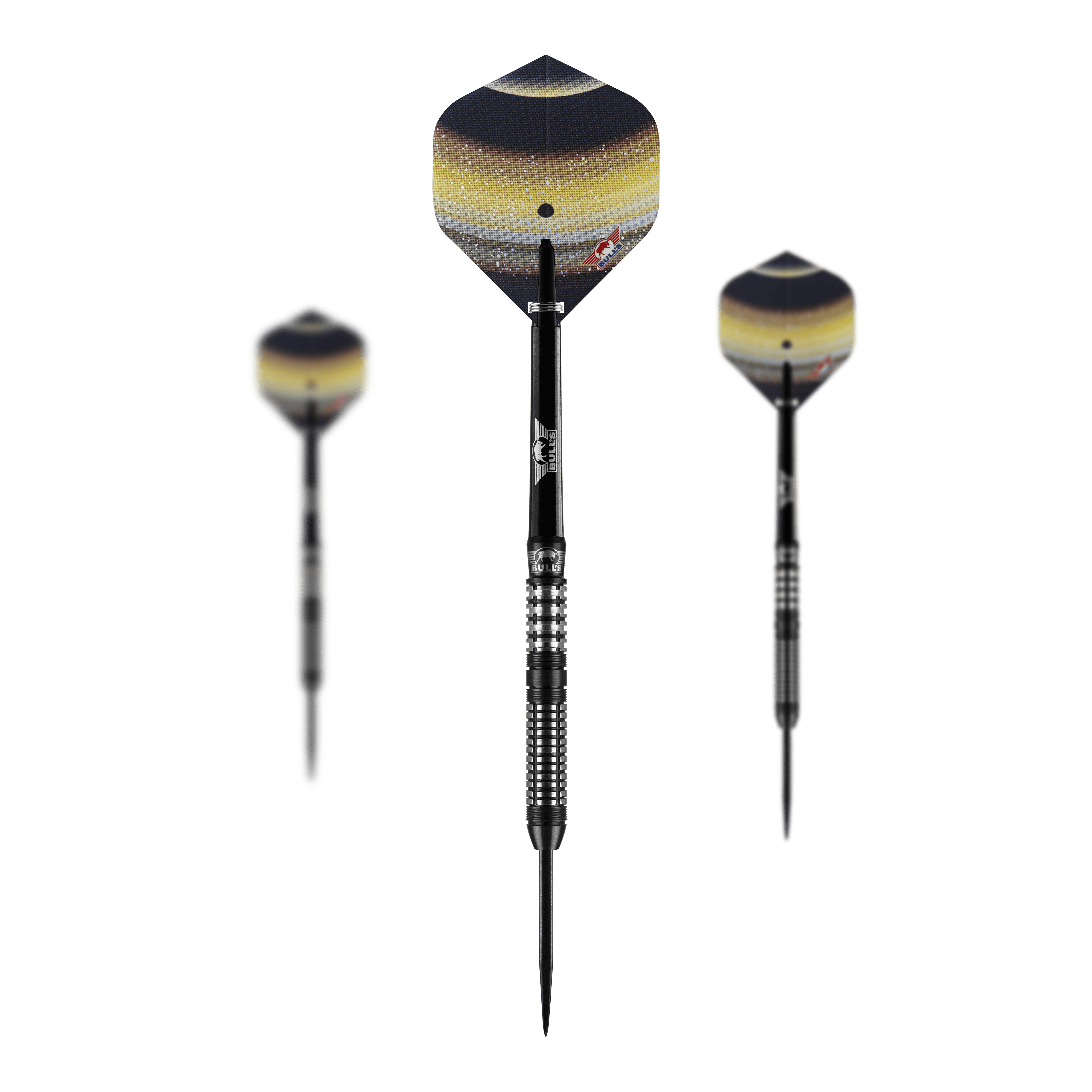 Bulls NL Luna Neoma steel darts Das Bild zeigt drei Steeldarts des Modells "Bulls NL Luna Neoma". Die Flights der Darts haben ein dunkles, galaktisches Design mit gelben und weißen Akzenten.