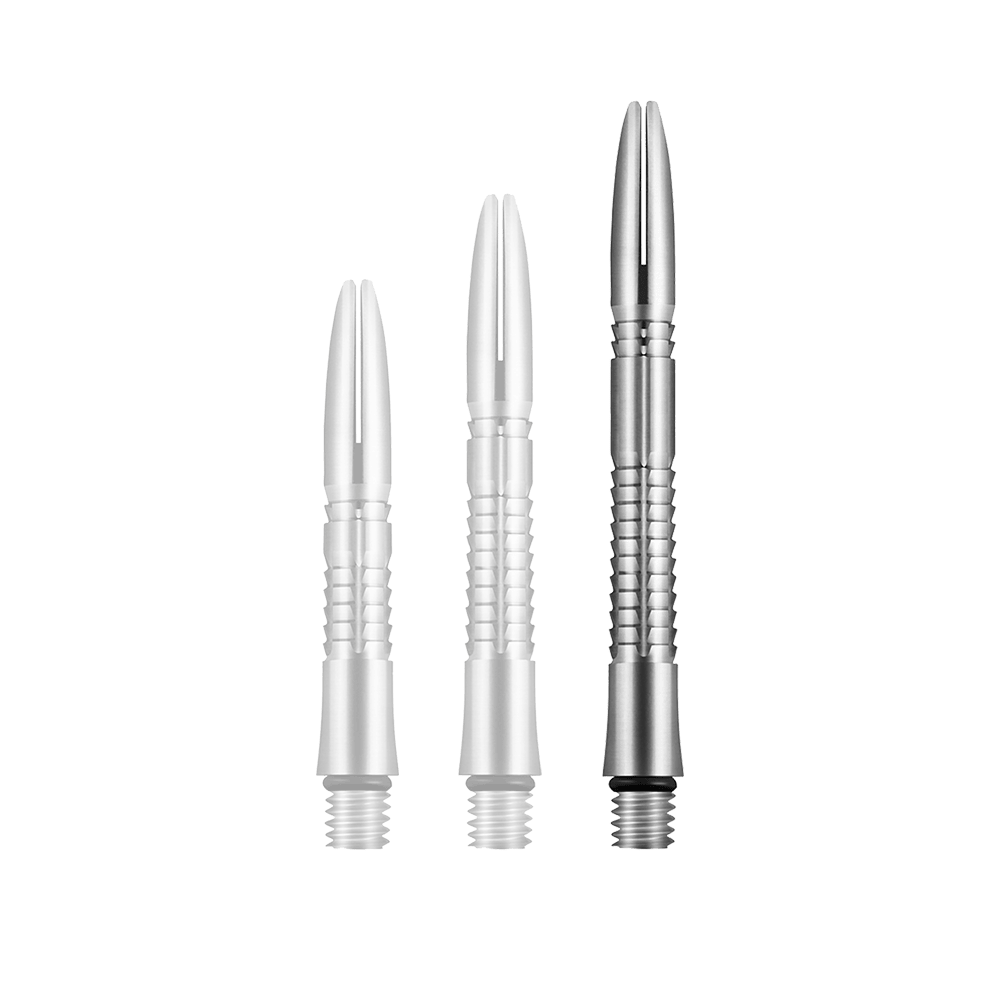 Shot Mako Titanium Shafts Auf dem Bild sind drei silberne, metallische Dartschäfte in unterschiedlichen Längen zu sehen. Sie haben ein geriffeltes Design und sind aus Titan gefertigt.
