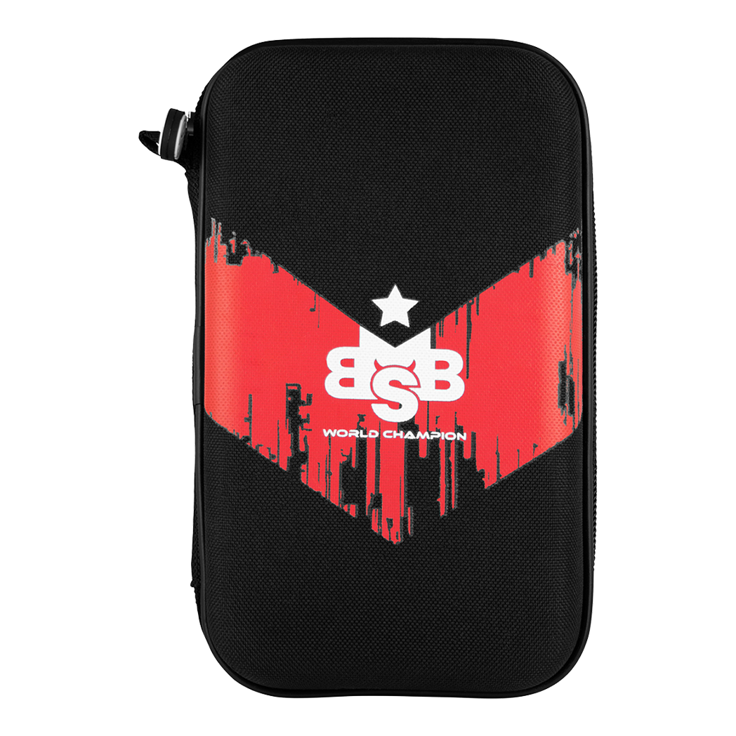 Shot Michael Smith Wereldkampioen Pocket Dartcase - Victory Das Bild zeigt ein schwarzes Dart-Etui mit rotem V-Design und der Aufschrift „BSB World Champion“. Es ist das „Shot Michael Smith World Champion Pocket Dartcase - Victory“.