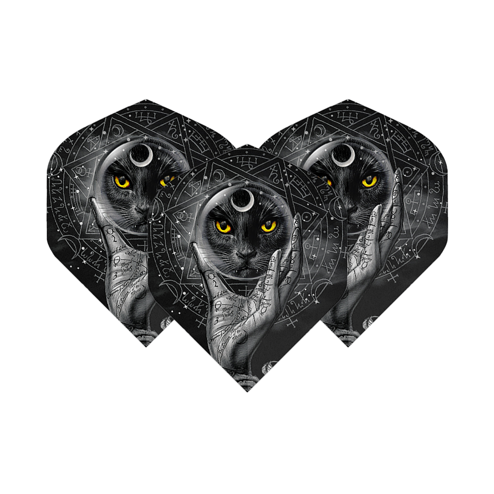 Alchemy Grimalkins Glass No2 Standaard Vluchten Dieses Bild zeigt drei Dartflights mit einem mystischen Design. Darauf ist ein schwarzer Kater mit gelben Augen und einer kristallhaltenden Hand vor einem magischen Hintergrund abgebildet.