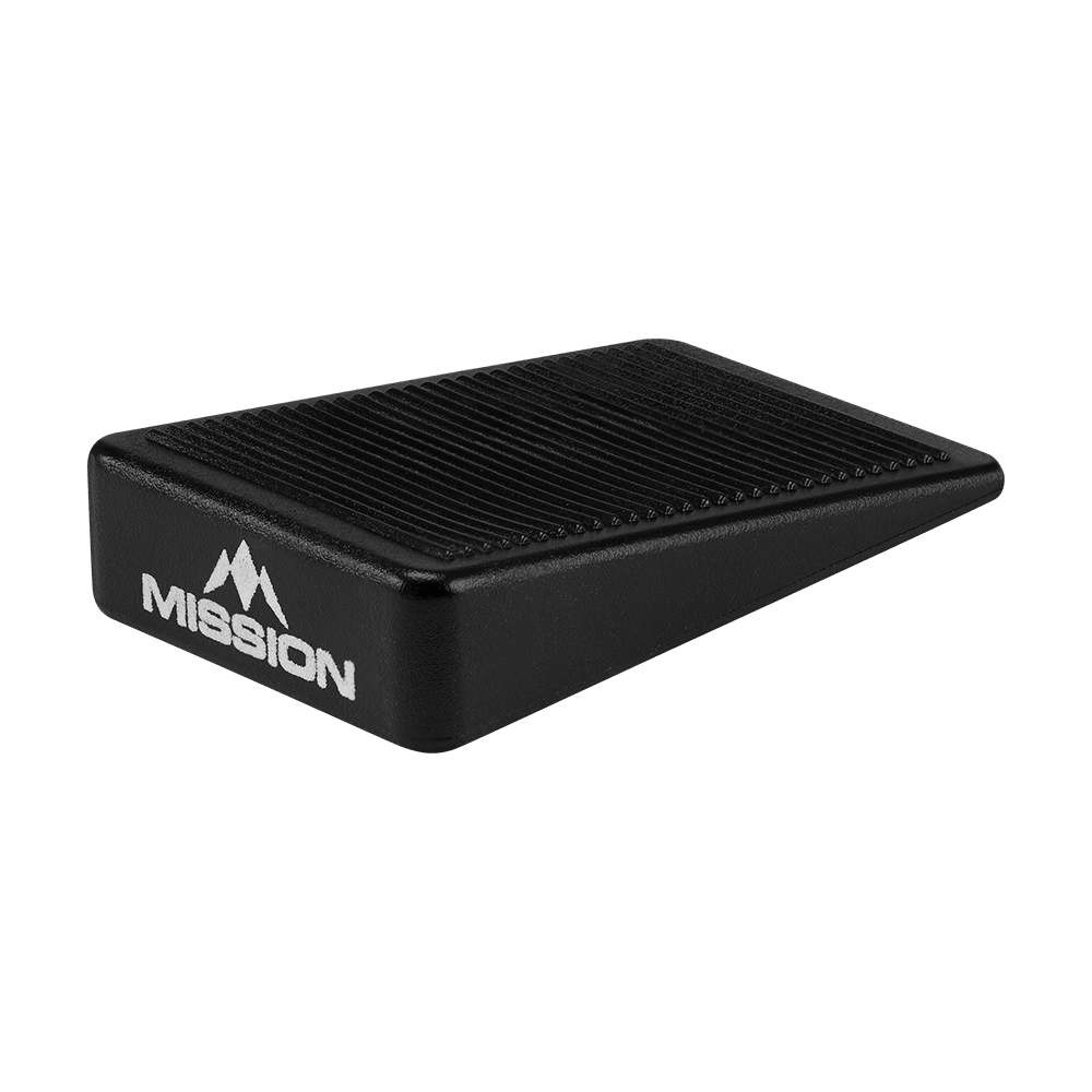 Mission Dartbord Wedges Spacers (Set van 8) Das Bild zeigt einen schwarzen Keil mit der Aufschrift "MISSION". Es handelt sich um einen Abstandshalter für Dartboards aus dem 8er-Set "Mission Dartboard Wedges Abstandshalter".