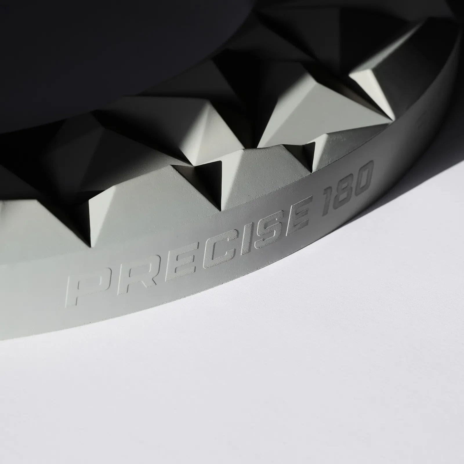 Precise 180 3D Dartboard Surround Subterra - Nordic Grey Abgebildet ist das Precise 180 3D Dartboard Surround Subterra in der Farbe Nordic Grey. Es dient als schützendes und dekoratives Element für Dartscheiben.