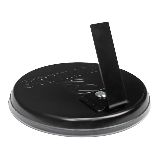 Ruthless Mini Desktop Dartbordset Das Bild zeigt die Rückseite eines Produkts namens "Ruthless Mini Desktop Dartboard Set". Es ist eine runde schwarze Basis mit einem klappbaren Ständer.