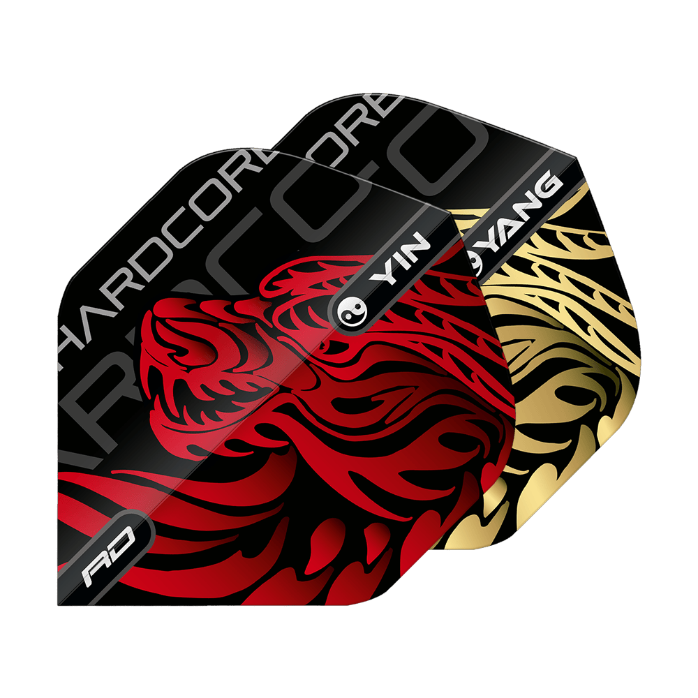 Red Dragon Jonny Clayton Goud Rode Yin Yang Standaardvluchten Das Bild zeigt zwei Dart-Flights mit auffälligen Drachenmotiven in Rot und Gold. Auf den Flights stehen die Worte „Yin Yang“ und „Hardcore“.