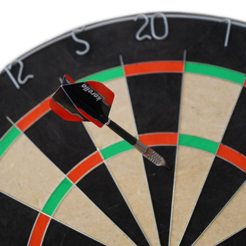 Karella Dartboard BullOut Set inclusief 2 sets stalen darts Zu sehen ist das Karella Dartboard BullOut Set mit zwei Sätzen Steeldarts. Perfekt für Einsteiger und Fortgeschrittene.
