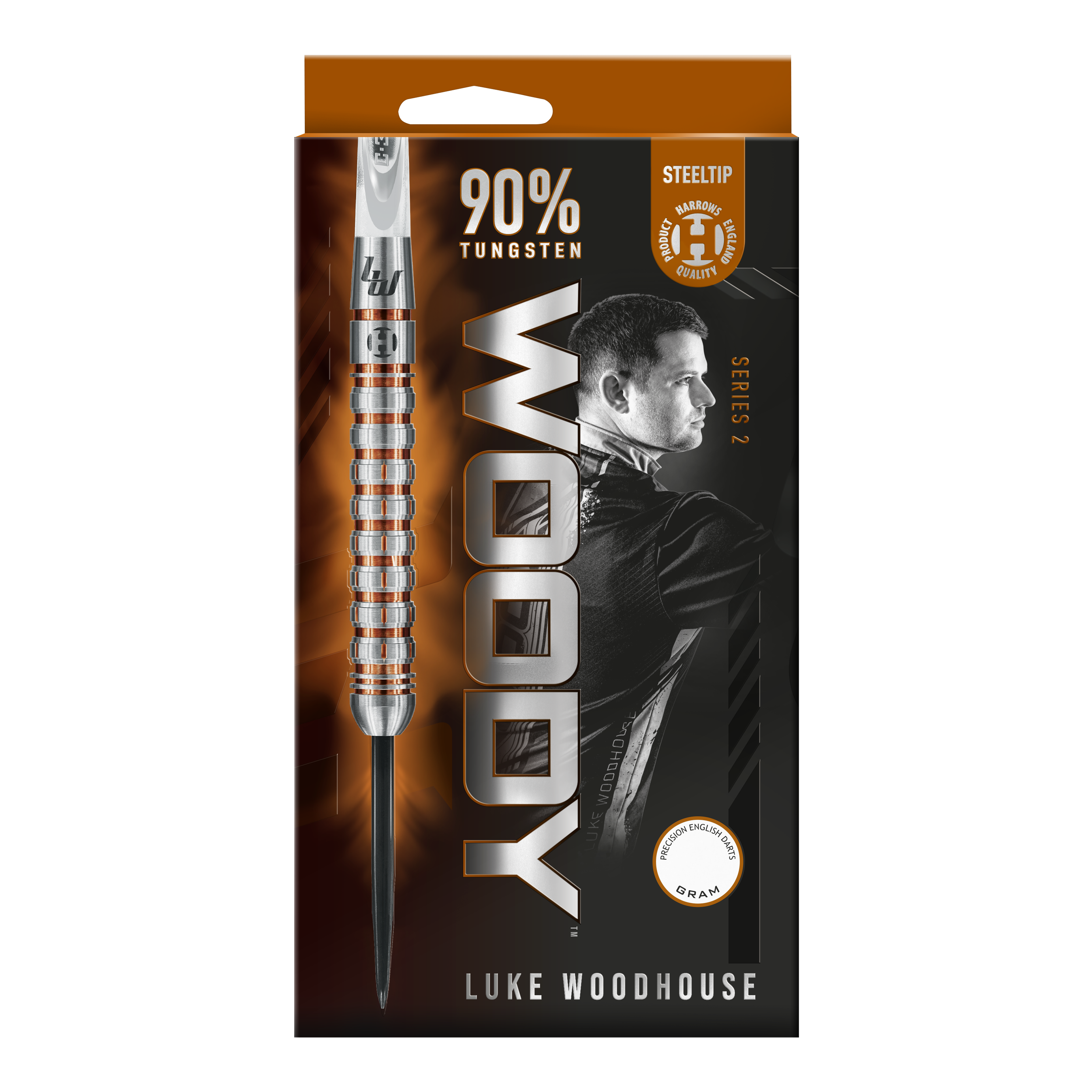 Luke Woodhouse Series 2 stalen darts van Harrow Das Bild zeigt die Verpackung der Harrows Luke Woodhouse Series 2 Steeldarts. Auf der Vorderseite sind ein Dartpfeil, der Name "WOODY" und ein Bild von Luke Woodhouse zu sehen.