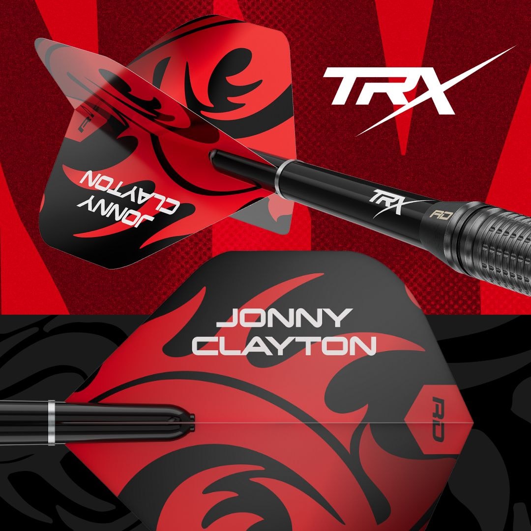 Das Foto zeigt die Red Dragon Jonny Clayton Core Brass Steeldarts - 21g. Die Darts liegen auf einer ebenen Fläche.