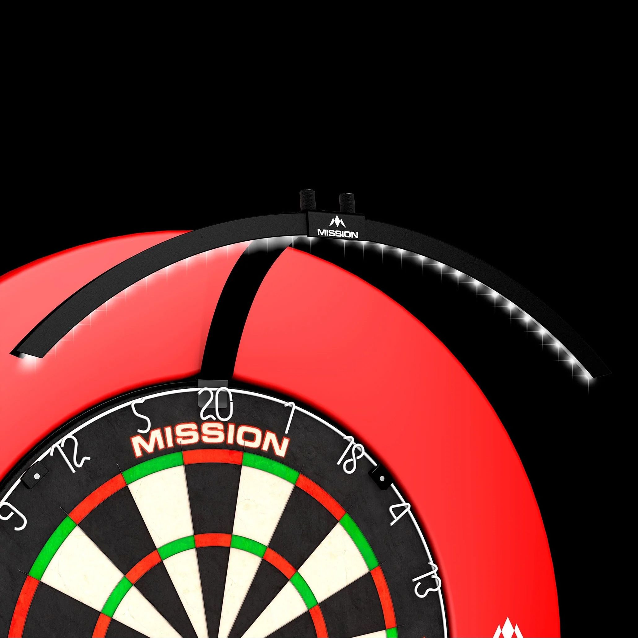Mission Torus 100 Opvouwbare LED Dartbordverlichting Das Bild zeigt das Produkt "Mission Torus 100 Faltbare LED Dartboard Beleuchtung" über einem Dartboard. Die LED-Beleuchtung ist halbkreisförmig und sorgt für eine gleichmäßige Ausleuchtung der Dartscheibe.
