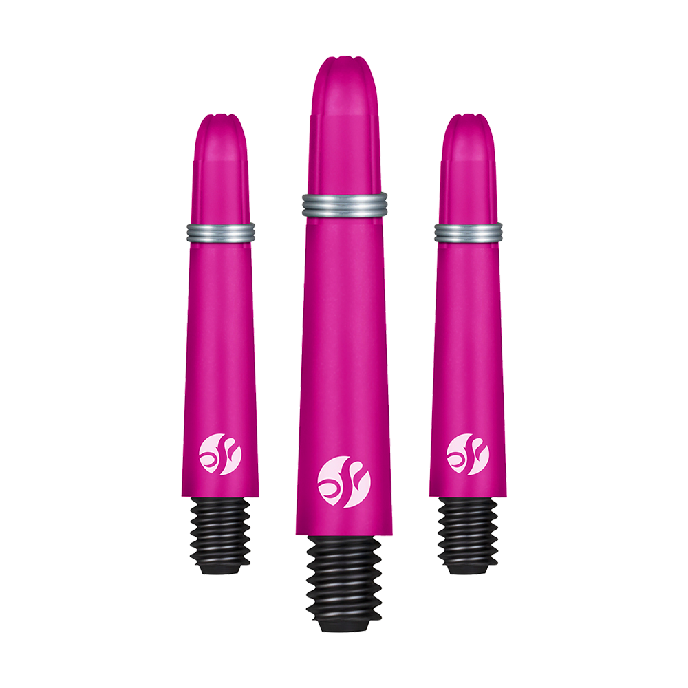Shot Koi Carbon Shafts - Roze Auf dem Bild sind drei pinkfarbene Darts-Schäfte in verschiedenen Längen zu sehen. Sie besitzen schwarze Gewinde und silberne Ringe als Akzent.