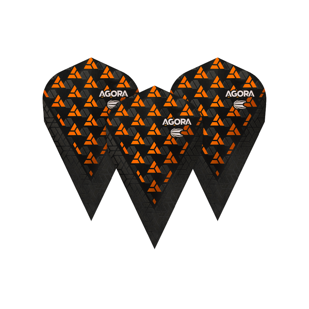 TG73_332670_Target_Agora_Ghost_Orange_Vapor_Flights_1G3ijOzPIQ5xGX Das Bild zeigt drei schwarze Dart-Flights mit orangefarbenen, dreieckigen Mustern. Auf jedem Flight steht das Wort "AGORA" in weißer Schrift.
