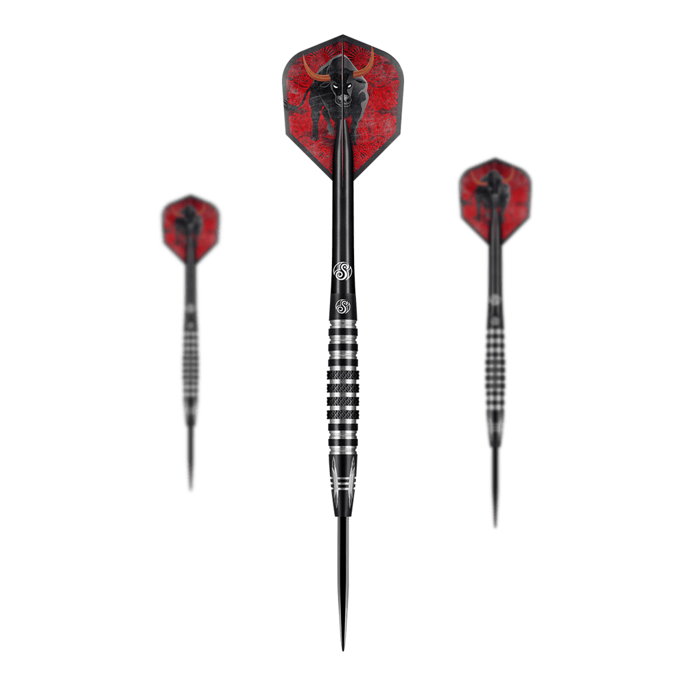 Shot Americana De Wrangler steel darts Das Bild zeigt drei Steeldarts des Produkts „Shot Americana The Wrangler“. Die Flights der Darts sind rot und mit einem schwarzen Stiermotiv verziert.
