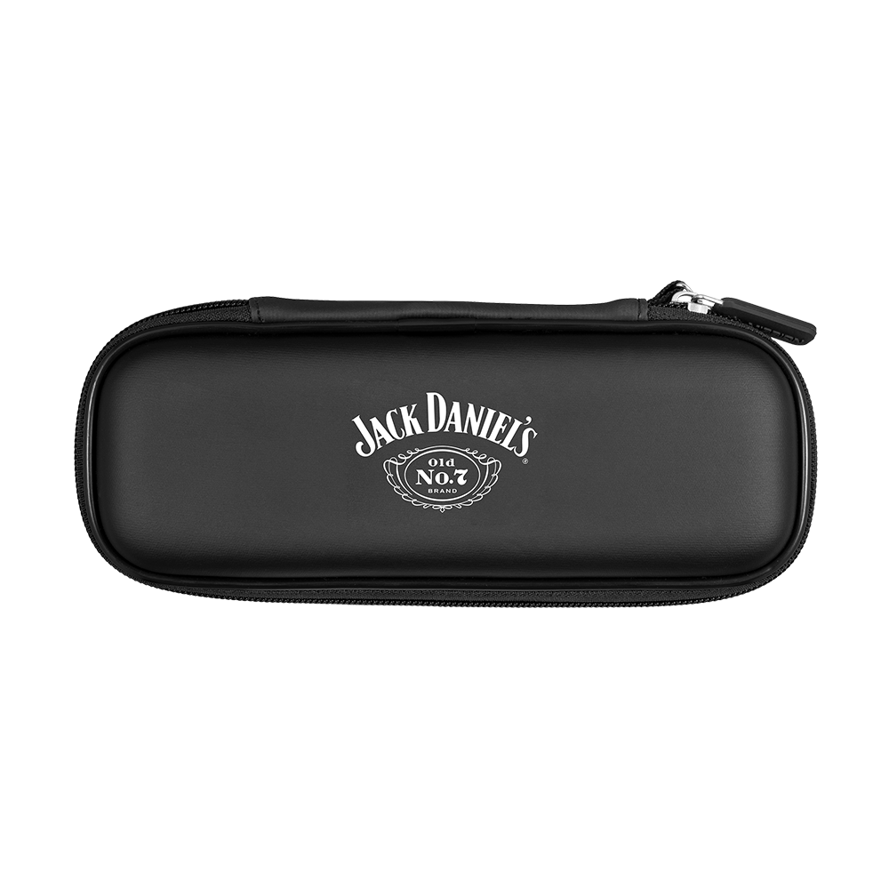 JD7022_Mission_Jack_Daniels_Freedom_Slim_Dartcase_Schwarz_1 Das Bild zeigt ein schlankes, schwarzes Dartcase mit dem Jack Daniel's Logo darauf. Die Tasche hat einen Reißverschluss und ist für den sicheren Transport von Darts gedacht.
