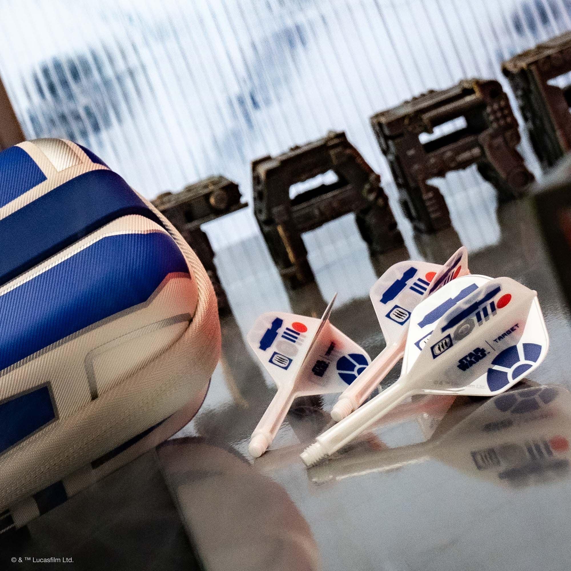 Target Star Wars K-Flex R2D2 No6-vluchten Abgebildet sind die Target Star Wars K-Flex R2D2 No6 Flights. Diese Flights sind im Stil von R2D2 aus Star Wars gestaltet.
