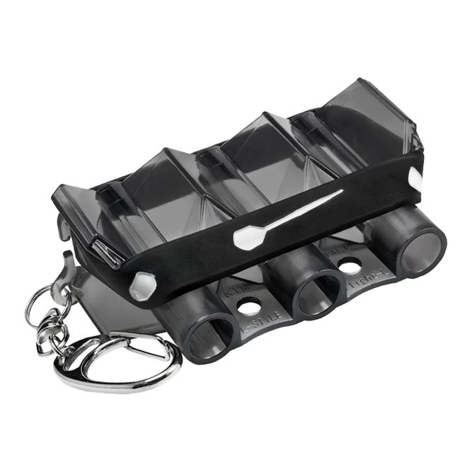 L-Style Krystal Flightcase - Transparant Zwart Das Bild zeigt das Produkt "L-Style Krystal Flight Case" in transparenter schwarzer Farbe. Es handelt sich um ein kompaktes Etui mit Schlüsselanhänger zur Aufbewahrung von Dart-Flights.
