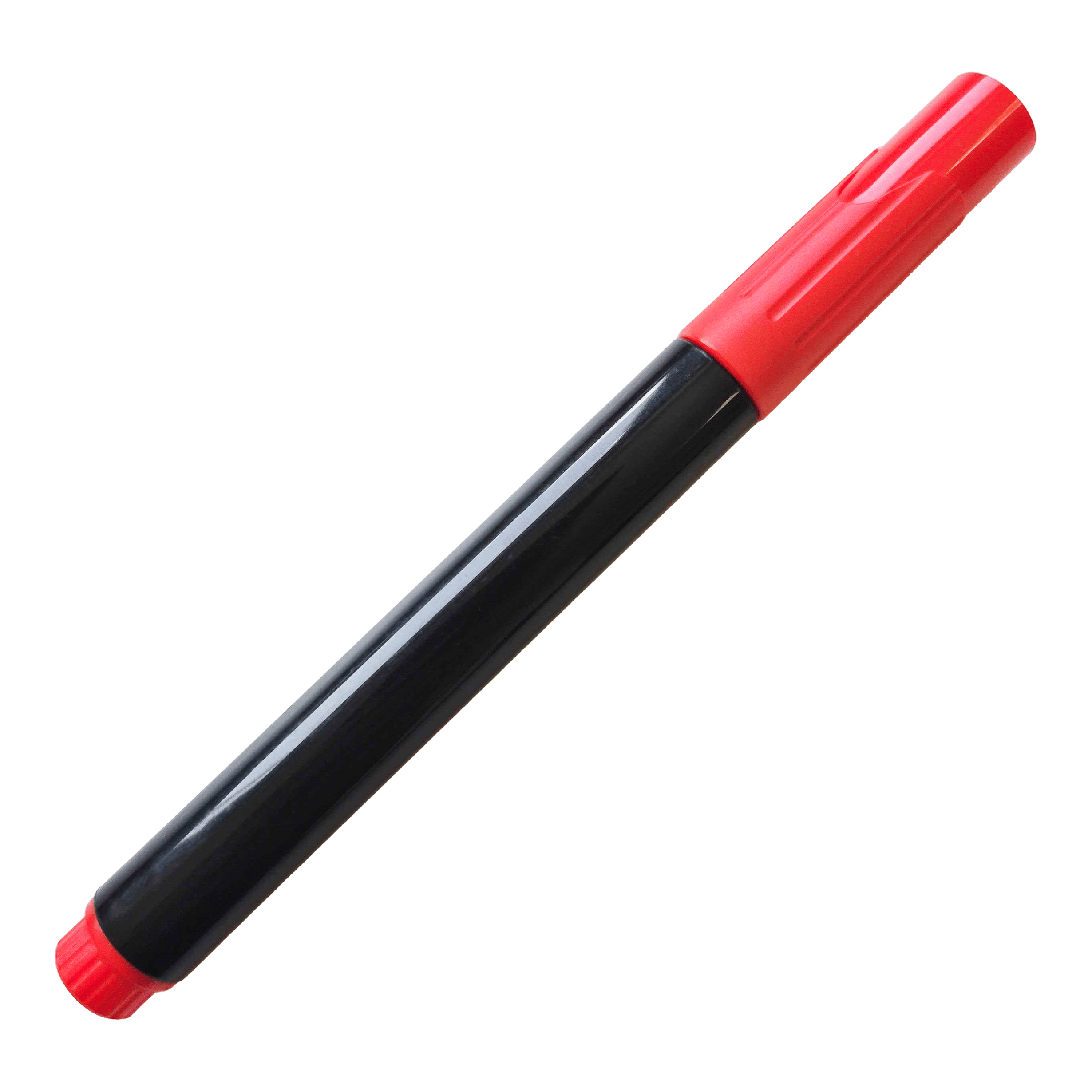 Bordmarker Auf dem Bild ist ein schwarzer Whiteboard-Marker mit roter Kappe zu sehen. Der Marker liegt schräg auf schwarzem Hintergrund.