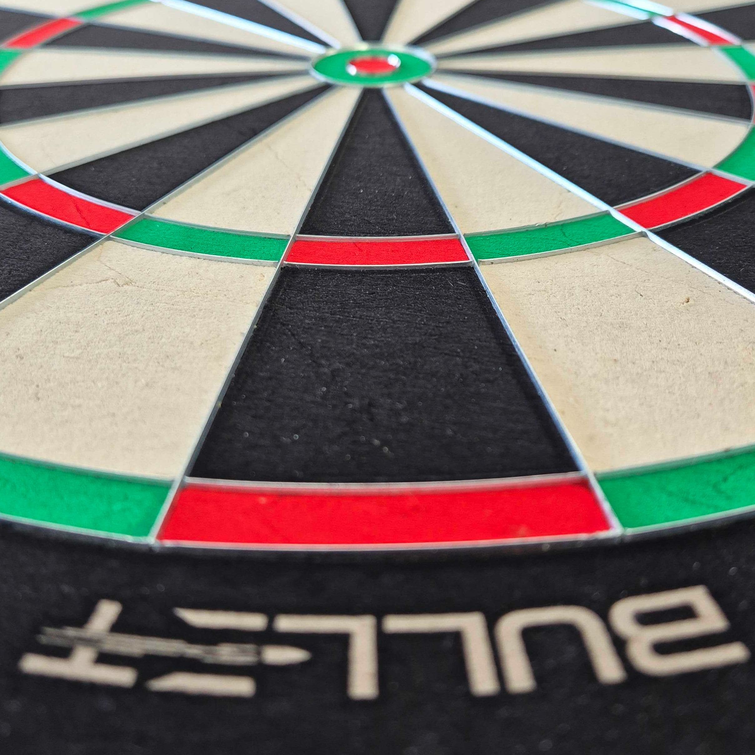 Bullet Apex stalen dartbord Hier sieht man das Bullet Apex Steeldartboard. Das Produkt wird von der Seite präsentiert.