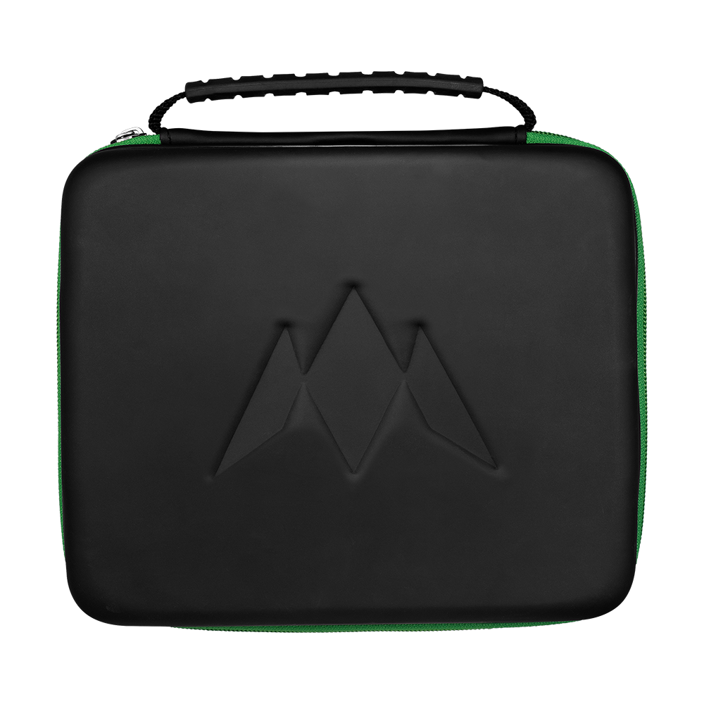 Das Bild zeigt ein rechteckiges, schwarzes Etui mit einem geprägten Logo auf der Vorderseite. Es hat einen schwarzen Griff und einen grünen Reißverschluss an der Seite.